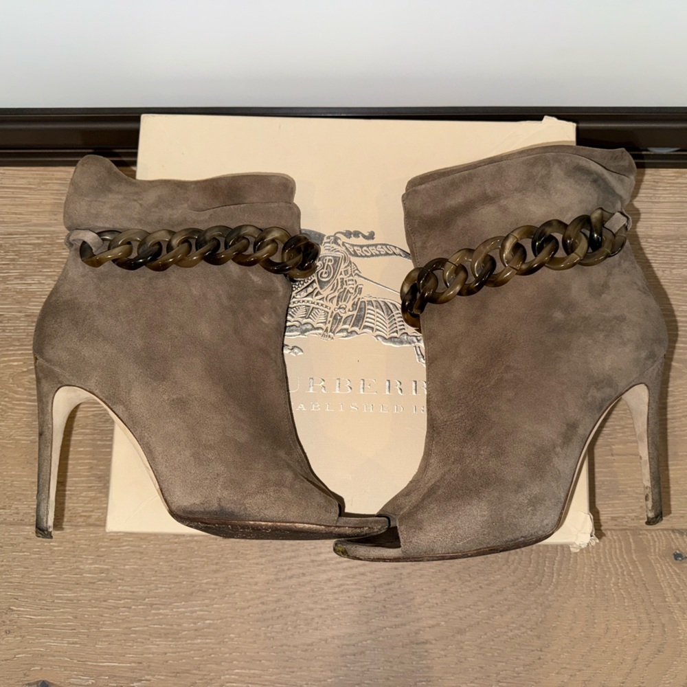 AUTHENTIC Burberry Suede Peep-Toe Ankle Bootie w/ chain detail. With box and bag - Picture 3 of 8